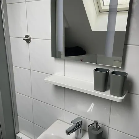 Apartment Unterkunft Mit Kueche Und Bad Zur Eigennutzung -schuster Homes- *